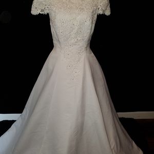 Vintage? Pristine white wedding gown with train